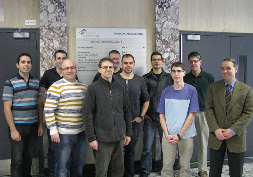 L’équipe du Service informatique composée de Kevin Larkin, Jonathan Arcand, Yves Flageole, Guy Héon, Éric Dupuis, Billy Angers, François Cassista, Alexandre Gagné, Michel Pronovost et Marc Tremblay, directeur. Absent sur la photo : Marcel Gagné.