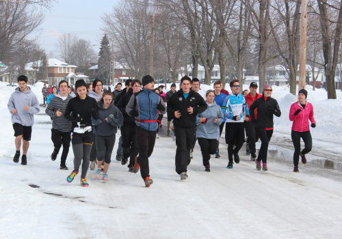 Des coureurs à l'entrainement sur une rue en hiver