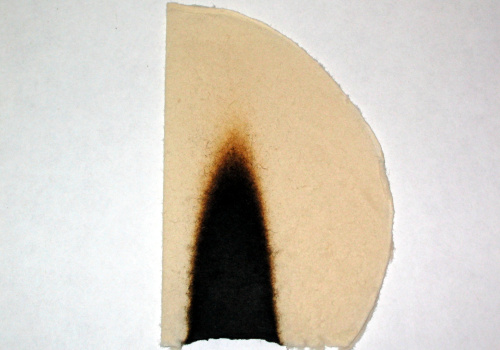 Échantillon de papier phosphorylé suite au test de flamme chez Innofibre – Centre d’innovation des produits cellulosiques.