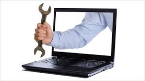 Image d'un bras sortant d'un écran d'ordinateur et tenant un clé anglaise