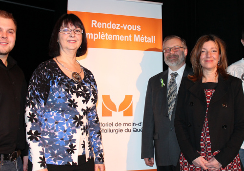 Phillipe Cullen, étudiant, Jocelyne Duchesne, conférencière, Raymond-Robert Tremblay, directeur général du Cégep de Trois-Rivières, Marie-France Charbonneau. directrice générale du Comité sectoriel de la main-d'oeuvre en métallurgie, Francis Sauvageau-Gagnier, étudiant en Technologie du génie métallurgique option procédés de transformation.