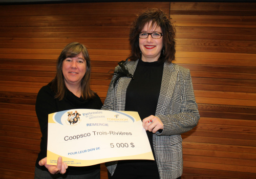 Lucy Sicard, directrice générale de la Fondation du Cégep de Trois-Rivières et Danielle Piché, directrice générale de Coopsco Trois-Rivières.