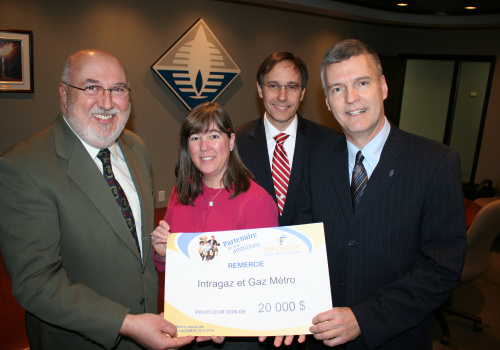 Rock Marois, président d’Intragaz, Lucy Sicard, directrice générale de la Fondation, Jean-Éric Guindon, membre du cabinet de campagne et Daniel Ringuette, représentant ventes commerciales, bureau d'affaires de la Mauricie chez Gaz Métro.