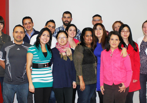 Devant, Felipe Ivan Peralta Chavez, Paola Angarita Fonseca, Ru Jin Jiang, Rosa Maria Correa Sierra, Hanadi Seifeddine, Erika Flor Arredondo Batista et Xiao Jun Huang. Derrière, Caroline LaBarre, Elvin Javier Basto Guio, Kelvin Saviñon Caba, Andrés Santiago Acevedo, Marie-Line Belleville, Juan Carlos Matamoros Mongrillo, Manon Duchesne, coordonnatrice à la Direction de la formation continue et aux entreprises - École de français, et Geneviève Lemelin.