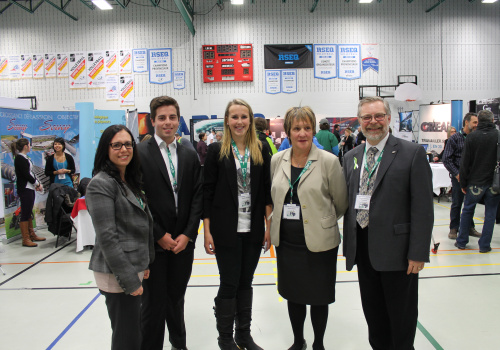 Mme Caroline Hamel, responsable du comité de travail du Salon de l’emploi 2014, M. David Marcotte, étudiant, Mme Amélie Rivard, étudiante, Mme Sylvie Doucet, directrice adjointe aux programmes et M. Raymond-Robert Tremblay, directeur général.