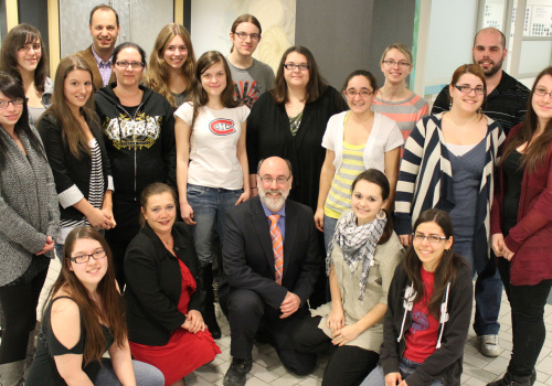 Les étudiants du cours Sources d’information II, du programme des Techniques de la documentation, donné par l’enseignant Frédéric Champoux, entourent M. Robert Aubin, député fédéral de Trois-Rivières.