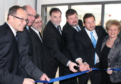 M. Louis Plante, président du Consortium de recherche et d'innovation en transformation métallique au Québec, M. Yves Lévesque, maire de Trois-Rivières, M. Raymond-Robert Tremblay, directeur général du Cégep de Trois-Rivières. M. Pierre Duchesne, ministre de l'Enseignement supérieur, de la Recherche, de la Science et de la Technologie, M. Gheorghe Marin, directeur du Centre de métallurgie du Québec, M. Yves-François Blanchet, ministre responsable de la région de la Mauricie, ministre responsable de la région du Centre-du-Québec et ministre du Développement durable, de l'Environnement, de la Faune et des Parcs, et Mme Noëlla Champagne, députée de Champlain.