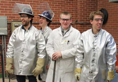 Des étudiants avec des casques de protection, des gants et des vêtements e scurité