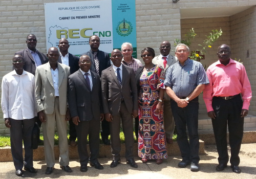 Devant, Mathieu Koffi N’Guessan du Conseil Régional de Kabadougou, Souleymane Koné, conseiller pédagogique à la DPDP, Philippe Mpeck du Cégep de Trois-Rivières; Souleymane Koné, député et président du Conseil Régional de Kabadougou, Khadi Sidibe N’Diaye, inspectrice générale (MEEASFP), René Tousignant du Cégep de Trois-Rivières et Denis Brou Yao, inspecteur général à la DPDP. Sur la seconde rangée Seydou Bamba, directeur de la DPDP, Daouda Coulibaly, conseiller pédagogique à la DPDP, Benoît Kouakou, coordonnateur national du programme REC-CNO, Claude Bérubé, coordonnateur de l’international à l’ITA de St-Hyacinthe et Clément Zohou, responsable administratif au REC-CNO.