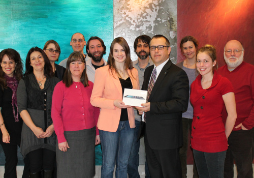 Natacha Giroux, Marie Line Neault, Philippa Dott, Jonathan Roy (à l’arrière), Lucy Sicard (directrice de la Fondation), Patrice Létourneau, Marie-Ève Plante (gagnante du iPad), Éric Désilets, Denis Rousseau (directeur des études), Patricia Nourry, Léonie Cinq-Mars et Roger Charland (bibliothécaire).