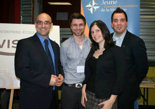 De gauche à droite : Steve Maltais, coach en séduction et développement des affaires, les Pelleteurs de nuages, David Cloutier, directeur général de l'entreprise-école Vision C3R, Stéphanie Blais, responsable en entrepreneuriat du Cégep de Trois-Rivières, Steve Renaud, directeur général de la Jeune Chambre de commerce de la Mauricie.