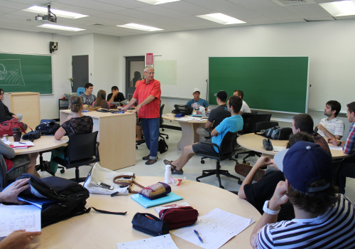 Luc Archambault dans une classe d'apprentissage actif