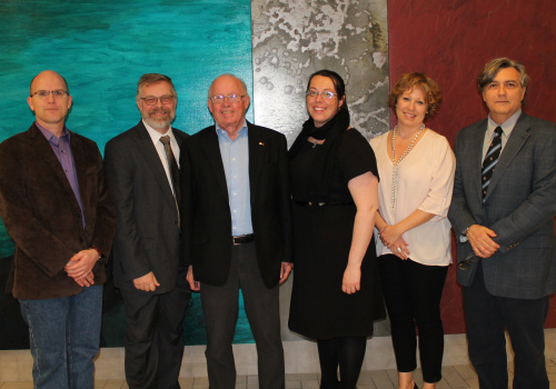 De gauche à droite : Charles Gagnon enseignant de Littérature et communication, Raymond-Robert Tremblay, directeur général Cégep de Trois-Rivières, Bernard Landry ancien premier ministre du Québec, Sandra Dessureault, présidente de SSJB de la Mauricie, Marie-Claude Brasseur, enseignante de Littérature et Guy Rousseau, directeur général SSJB de la Mauricie.