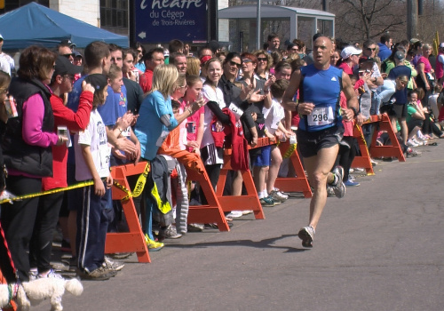 Un coureur à la course du Printemps 2013 encouragé par la foule