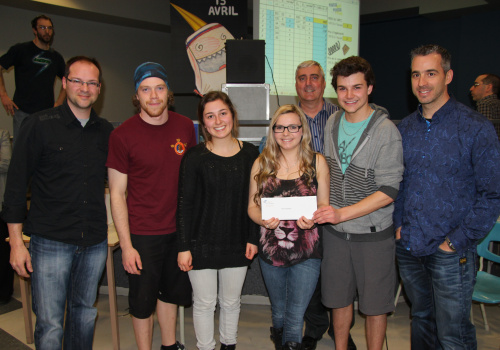 Les gagnants de la finale locale de Science on tourne entourés de Stéphane Bédard, enseignant au département de Génie mécanique, Réjean Paquet, directeur des Services aux étudiants et François Davidson, l’un des juges.