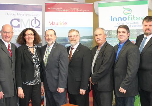 M. Yves Lévesque, maire TR, Mme Nadia Ghazzali, rectrice de l'UQTR, M. Denis Lebel, ministre de l'Agence de développement économique du Canada pour les régions du Québec, M. Raymond-Robert Tremblay, dg Cégep TR, M. Tayeb Medjeldi, dg du C2T3, M. Mario Parenteau, dg d'Innofibre et M. Gheorghe Marin, dg du CMQ.