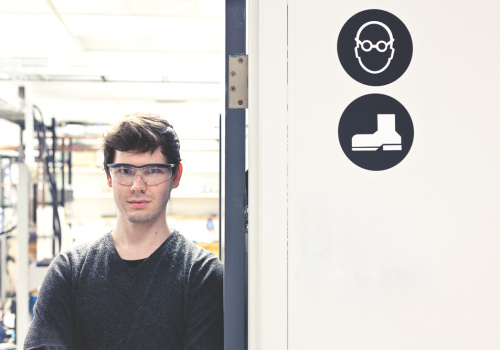 Un étudiant en génie industriel portant des lunettes de protection