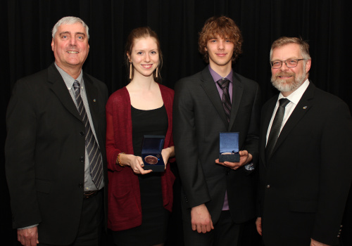 Réjean Paquet, directeur des Services aux étudiants du Cégep de Trois-Rivières, Clara St-Pierre Lamy, étudiante, Jimmy Thibodeau, étudiant et Raymond-Robert Tremblay, directeur général du Cégep de Trois-Rivières.