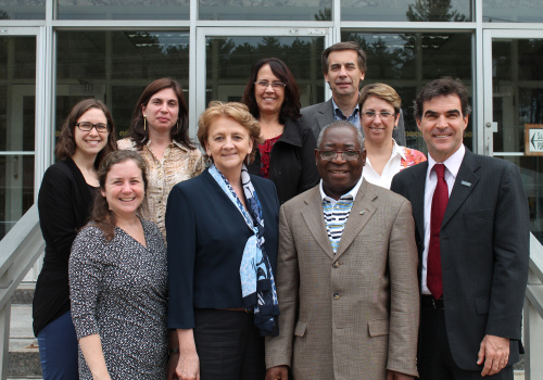 Au premier rang, Patricia Charvet, spécialiste, Sylvie Thériault, directrice générale de Cégep International, Philippe Mpeck, coordonnateur du Service de coopération et développement international du Cégep de Trois-Rivières et Marco Antonio Areias Secco, directeur du Senai Paraná. Sur la deuxième rangée, Janie Trudel Bellefeuille du Service de coopération et de développement international, Silvana Kumura, coordonnatrice technique des affaires, Sonia Hierro Parolin, directrice des services techniques et de l’innovation, Dionisio Jo Joã Parise, directeur des partenariats stratégiques et Rosane Aparecida Lara, directrice de la formation professionnelle.