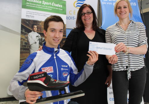 Samuel Carpentier, boursier, Caroline Lachance, présidente du club de patinage de vitesse Les Élans de Trois-Rivières, et Geneviève Marcouiller, répondante sport-études au Cégep de Trois-Rivières.