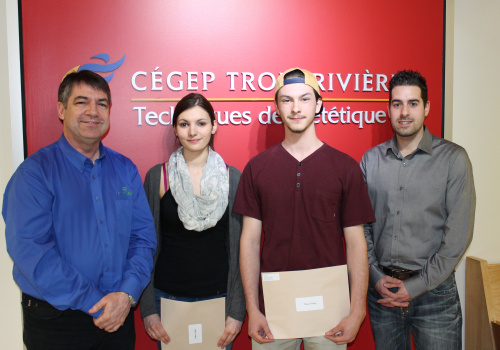 Stéphanie Bujold et Charles Boulay, gagnants d’un stage d’été chez Innofibre, accompagnés de Mario Parenteau, directeur d’Innofibre et Marc-André Déry, enseignant au département de biologie.