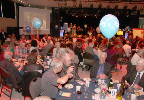 Une salle de réception décorée avec des ballons