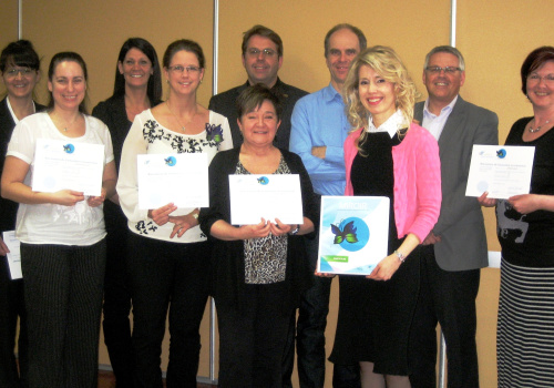 Devant, Mme Geneviève Soulard (mentore), Mme Marie-Claude Cantin (mentore), Mme Line Deschênes (mentore) et Mme Johanne Thibeault, formatrice et conseillère Miroir du Cégep de Trois-Rivières. Derrière, Mme Chantale Lapointe (mentore), Mme Nathalie Fournier (mentore), M. Denis Lemaire, directeur général de la Commission scolaire, M. Normand Piché, directeur adjoint des Services éducatifs (jeunes) et responsable du dossier du mentorat, M. Richard Boyer, directeur des Services des ressources humaines et responsable du dossier du mentorat et Mme Martine Gagnon, conseillère Miroir de la Commission scolaire.