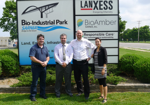 Site de construction de l’usine de BioAmber inc. à Sarnia. Mario Parenteau (Innofibre), Simon Barnabé (UQTR), David Berthiaume (Oléotek) et Jacinthe Roy (Corporation de développement économique de Victoriaville et sa région).