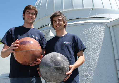 Les animateurs Olivier St-Hilaire et Samuel Lemay devant l'observatoire du cégep TR