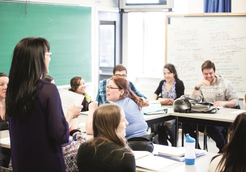 Une enseignante devant une classe d'étudiants