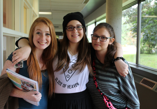 Trois étudiantes dans un corridor à la rentrée 2014 au cégep TR