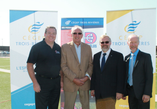 Sylvain Desbiens, président de la Corporation Les Diablos, Jean-Guy Paré, représentant des anciens Diablos ainsi que Raymond-Robert Tremblay et Daniel Marchand, respectivement directeur général et directeur des Services de l'équipement du Cégep de Trois-Rivières.