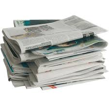 Une pile de journaux