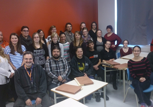 Les étudiants de 3e année du programme des Techniques de la documentation entourent Mme Sophie Morel, archiviste à BAnQ Trois-Rivières.