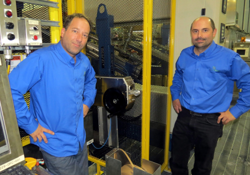Éric Bélanger et Daniel Thiboutot près de l’appareil de production de carton en continu