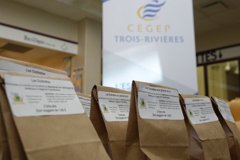 Les Oubliettes - biscuits produits par les étudiants en Diététique devant le logo du cégep TR