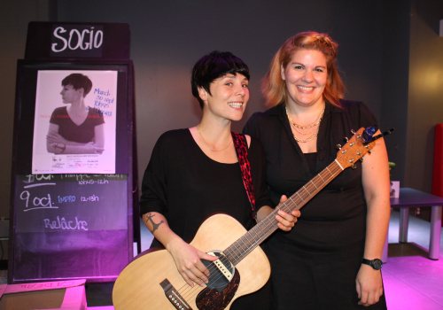 La chanteuse Pascale Picard en compagnie de Virginie Bertrand-Gaucher, responsable du socioculturel au collège.