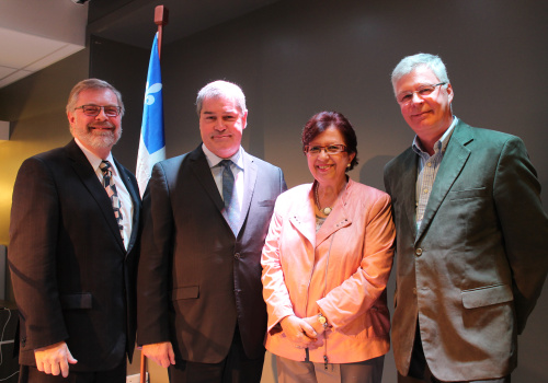 M. Raymond-Robert Tremblay, directeur général du Cégep de Trois-Rivières, M. Yves Bolduc, ministre de l’Enseignement supérieur, de la Recherche et de la Science, Mme Nicole Rouillier, ancienne directrice générale du Cégep Marie-Victorin et M. Guy Demers, président du chantier sur l’offre de formation collégiale.