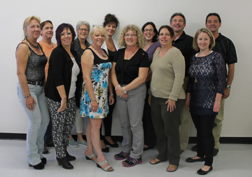 Diane Laforce, Daniel Turcotte, Colette St-Arneault, Diane Grégoire, Lynn Ouellette, Manon Gariépy, Christiane Duguay, Kim Bertrand (chargée de projet), Johanne Nelley, Pierre Juneau (formateur), Marilyn Marchand (conseillère) et Denis Filion (formateur). Absent au moment de la photo : Yvon Lafrenière.