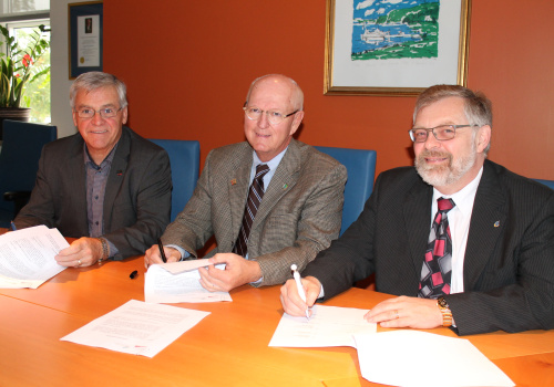 Signature des deux conventions par Réjean Hardy et Yves Marchand, respectivement président et directeur général d'Innovation et Développement économique Trois-Rivières ainsi que Raymond-Robert Tremblay, directeur général du Cégep de Trois-Rivières.