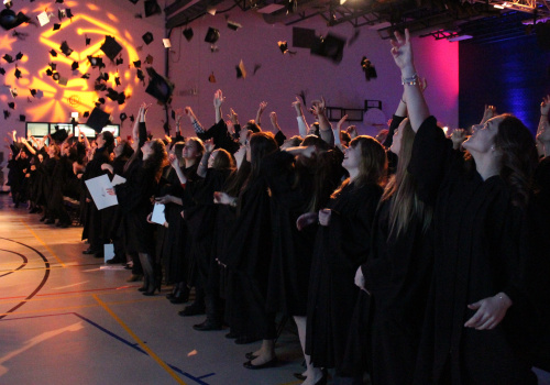 Des finissants lancent leur mortier en l'air à la remise des diplômes