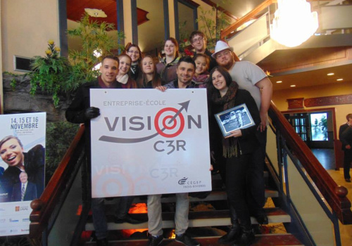 Les membres de Vision C3R qui ont participé au colloque de l’ACEE. Sur la photo de droite à gauche : Mme Stéphanie Blais, Pierre Potvin, Rémi Pelchat, Jade Routhier, David Cloutier, Charlie Turgeon, Gabrielle Samson, Virginie Maltais-Marien, Maude Charbonneau, et Benjamin Gauthier.