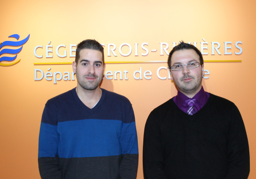 Marc-André Déry et Alexandre Bois-Brochu devant l'entrée du département de Chimie au cégep TR