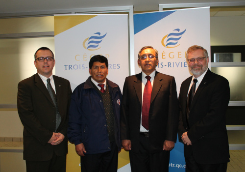 Denis Rousseau, directeur des études et responsable du Service de la coopération et du développement international, Fernando Fernandes Jimenez et José Antonio Apala Bello de l'Institut technologique Ayacucho en Bolivie et Raymond-Robert Tremblay, directeur général.