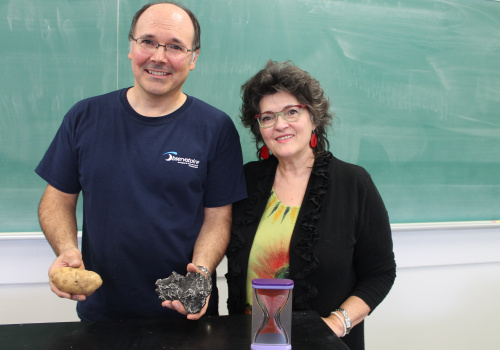 Éric Allen, enseignant au département de Physique et responsable de l’Observatoire, en compagnie de Lily Laverdière, coorganisatrice des Midis Techno-Innovation.