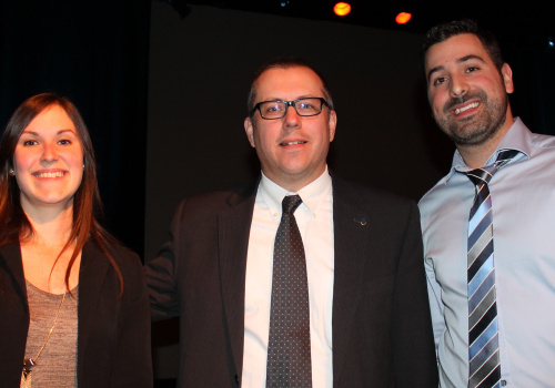 Denis Rousseau, directeur des études au Cégep de Trois-Rivières est entouré de Kathleen Thibodeau et Charles-Hugo Normand, conseillère et conseiller en communication au Service d'information scolaire.