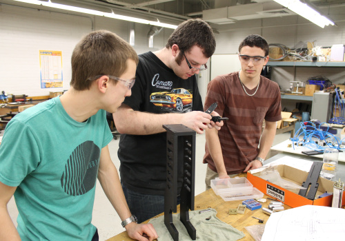 Des étudiants dans un atelier