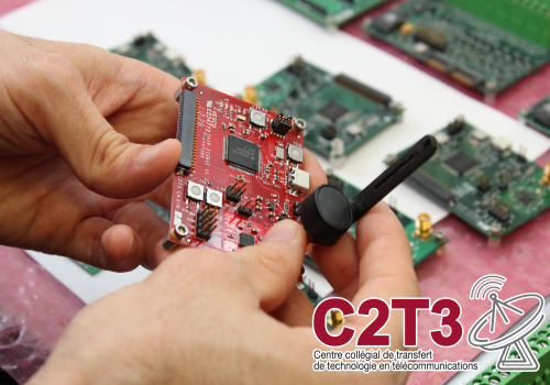 Photo d'une carte électronique avec logo du C2T3
