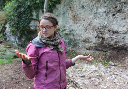 Geneviève Pothier Bouchard, ancienne étudiante en Histoire et civilisation du Cégep de Trois-Rivières, réalisant une démonstration d'archéologie expérimentale en France. Crédit photo : http://ow.ly/Jo6bZ