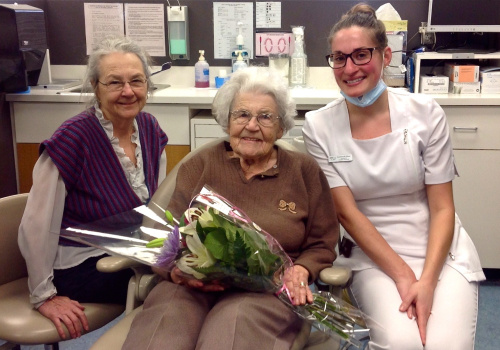 Mme Marie-Marthe Marchand (au centre) avec sa fille Mme Hélène Doucet et Laurence Raymond-Rioux, stagiaire au département des Techniques d’hygiène dentaire.